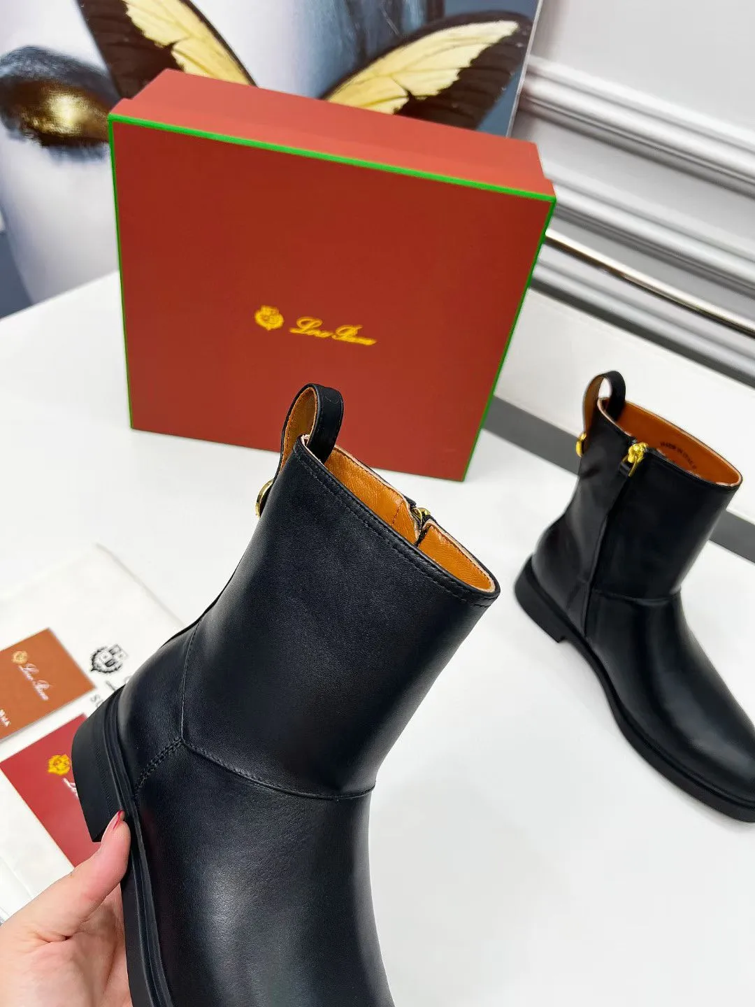 👟👟Ex-factory price 640👟👟 First-layer cowhide, G02 purchasing level WYSIWYG Loro Piana LP 130s new autumn and winter Kilda ankle boots side zipper short boots. This iconic ankle boot is made of waxed cow leather/suede sheepskin, giving it a rustic and unique retro aesthetic. The casual yet sophisticated style is perfect for urban looks as well as relaxed weekend looks. The sole is Loro Piana non-slip rubber sole. Leather lining, interior zip closure with tonal zip puller at top. Metallic detail at back. Leather ring pull tabs engraved with brand logo One-piece tonal rubber sole Rubber sole with anti-slip LP detail! Upper: Imported calfskin/nubuck leather Inner foot pads: cowhide Sole: Original molded rubber outsole Size: 35-40 (41 is custom-made and cannot be returned or exchanged)